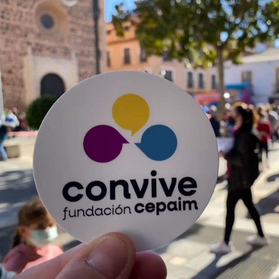 Chapa de «convive, fundación Cepaim» durante la campaña
